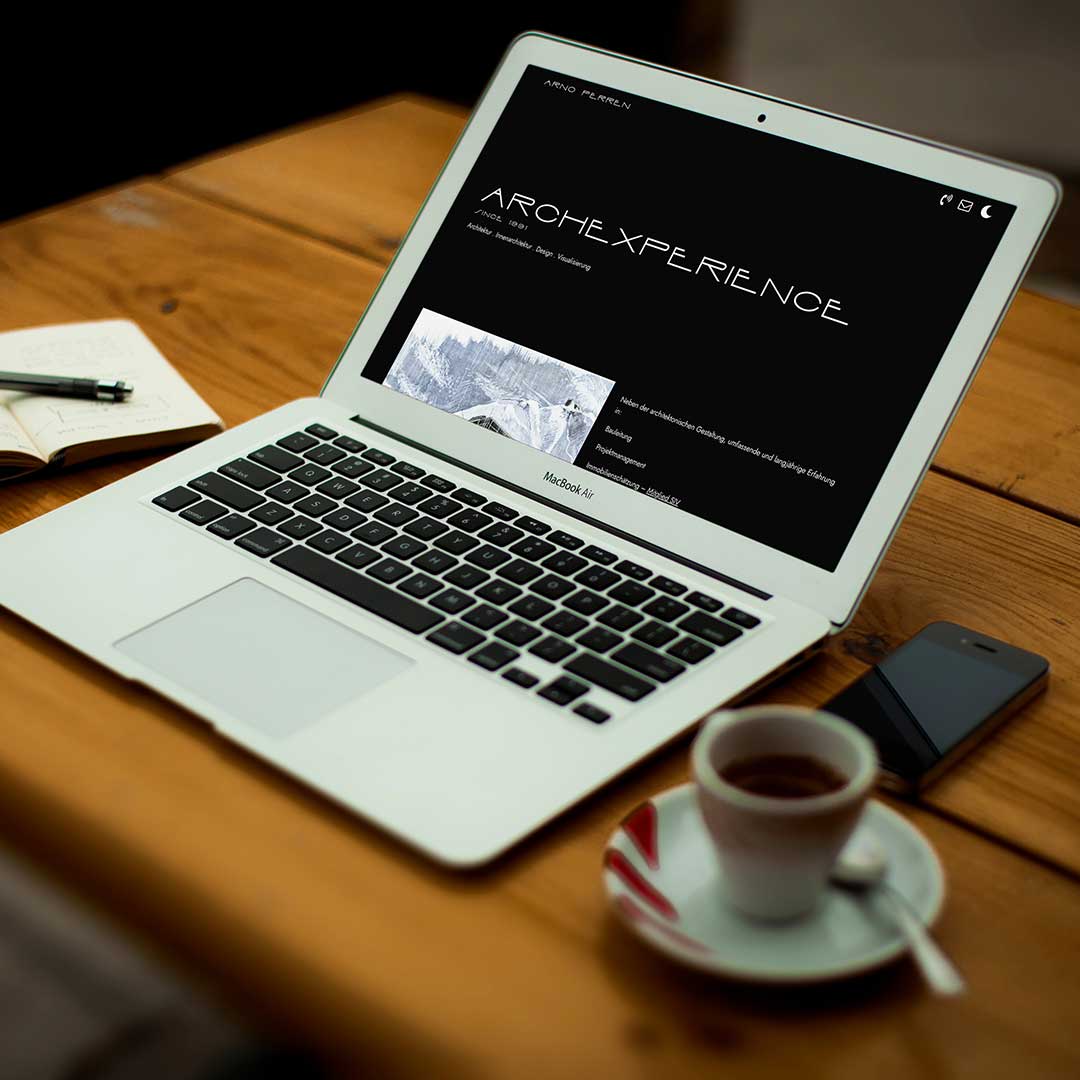 Hena Cosmetic: Ansicht PC Monitor mit Kaffee