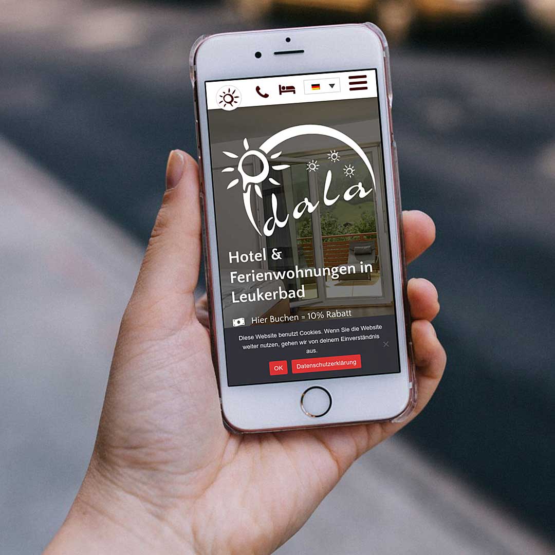 Restaurant innen mit Laptop Anzeige des Webdesign