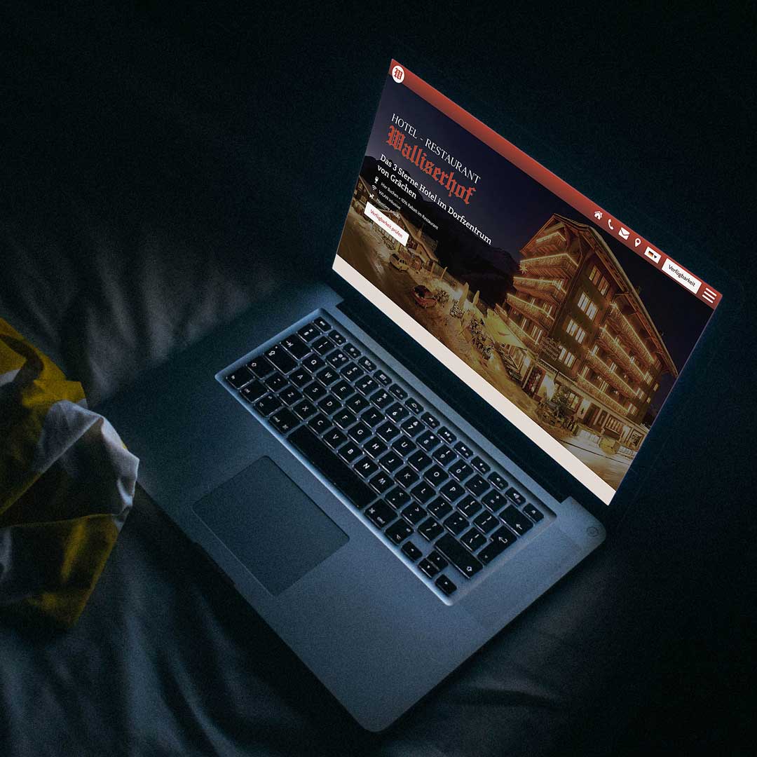 Restaurant innen mit Laptop Anzeige des Webdesign