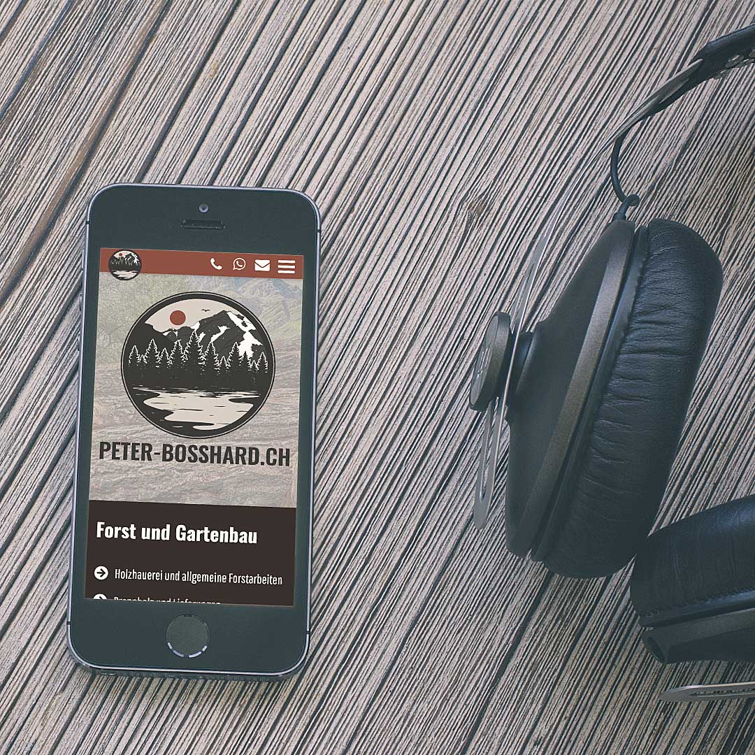 Restaurant innen mit Laptop Anzeige des Webdesign