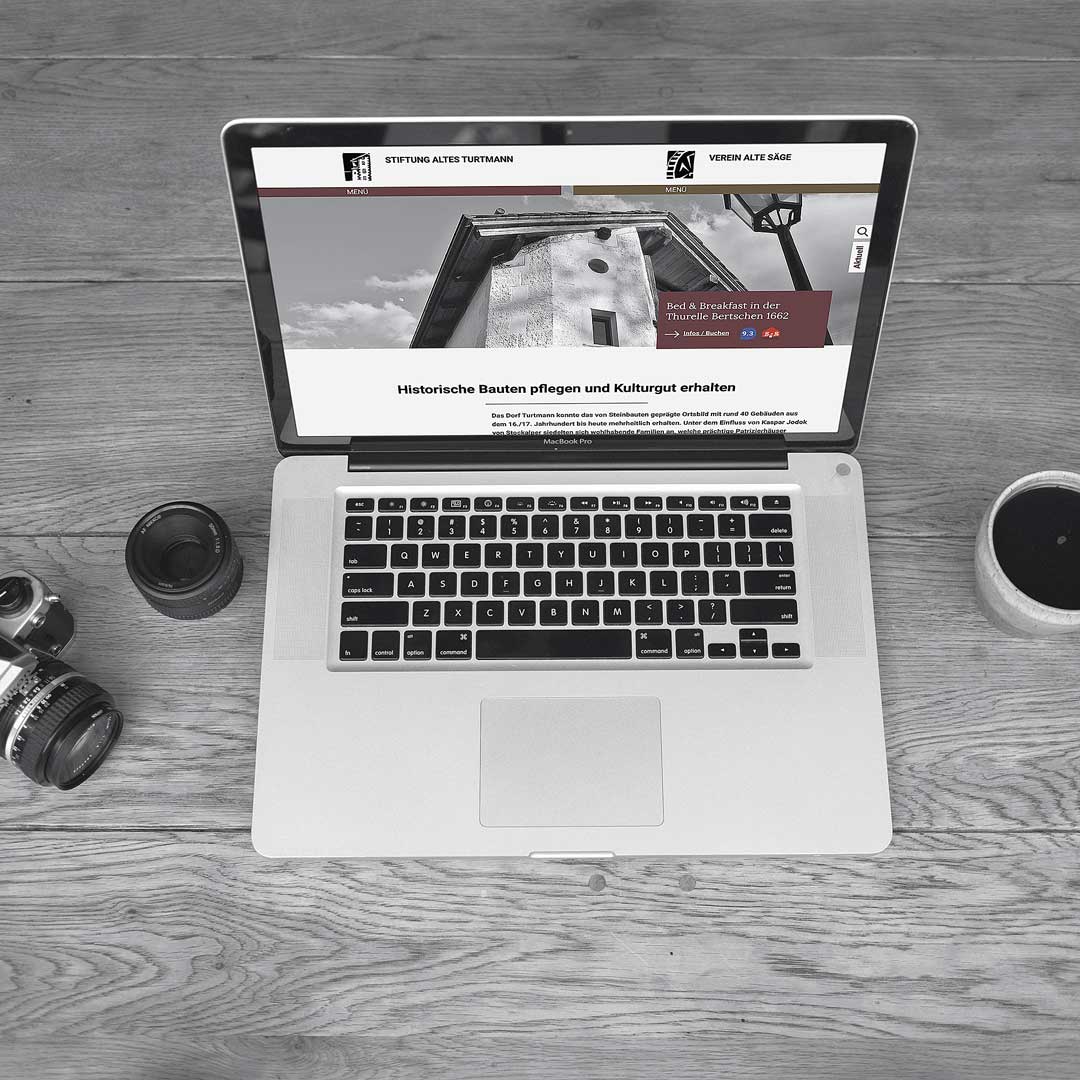 Hena Cosmetic: Ansicht PC Monitor mit Kaffee