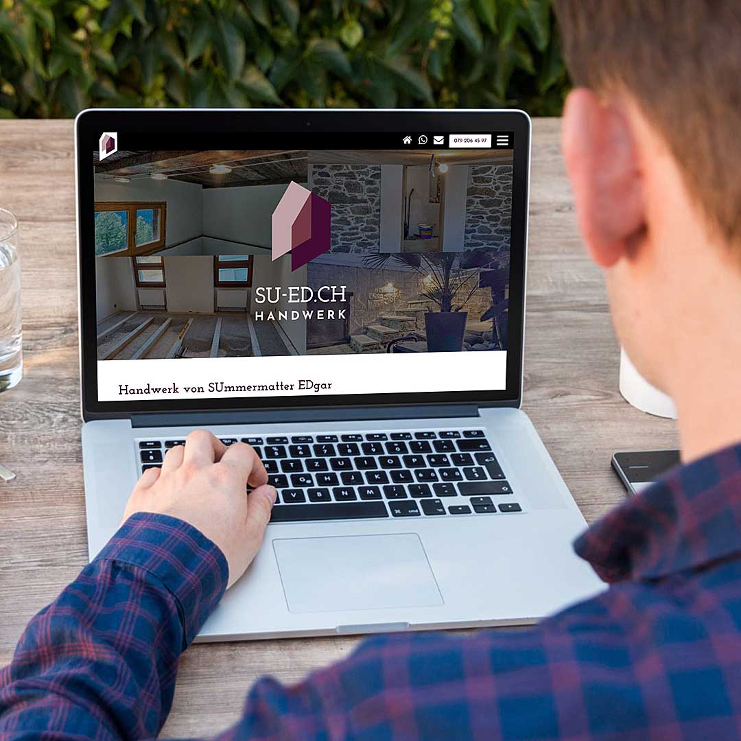 Hena Cosmetic: Ansicht PC Monitor mit Kaffee